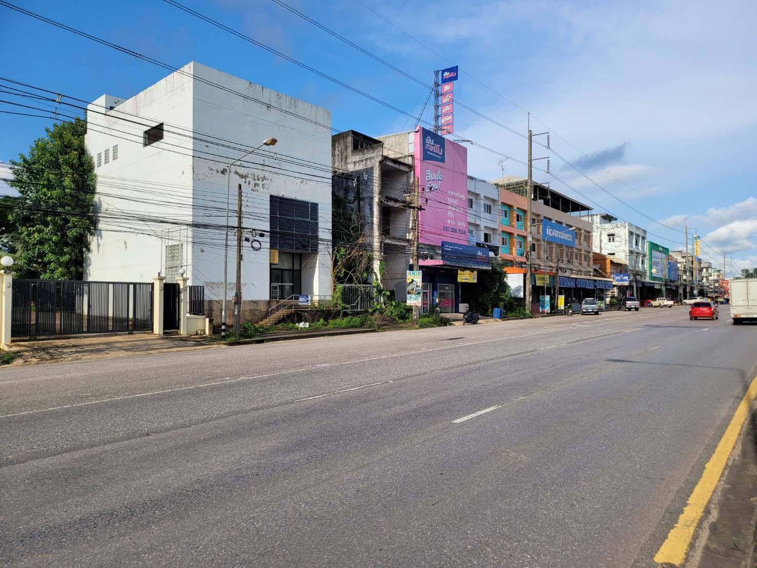 สำนักงาน เนินเขาดิน