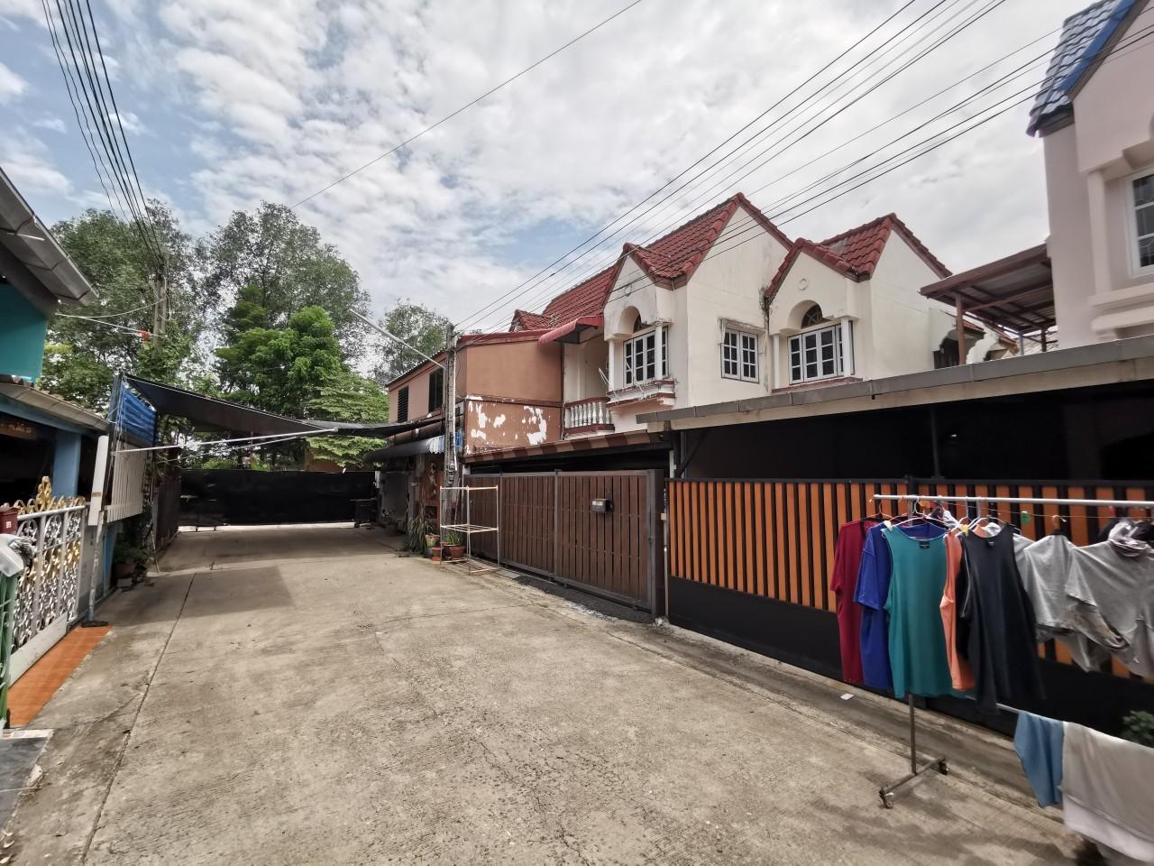 บ้านแฝด มนนที วิลล่า ฉะเชิงเทรา