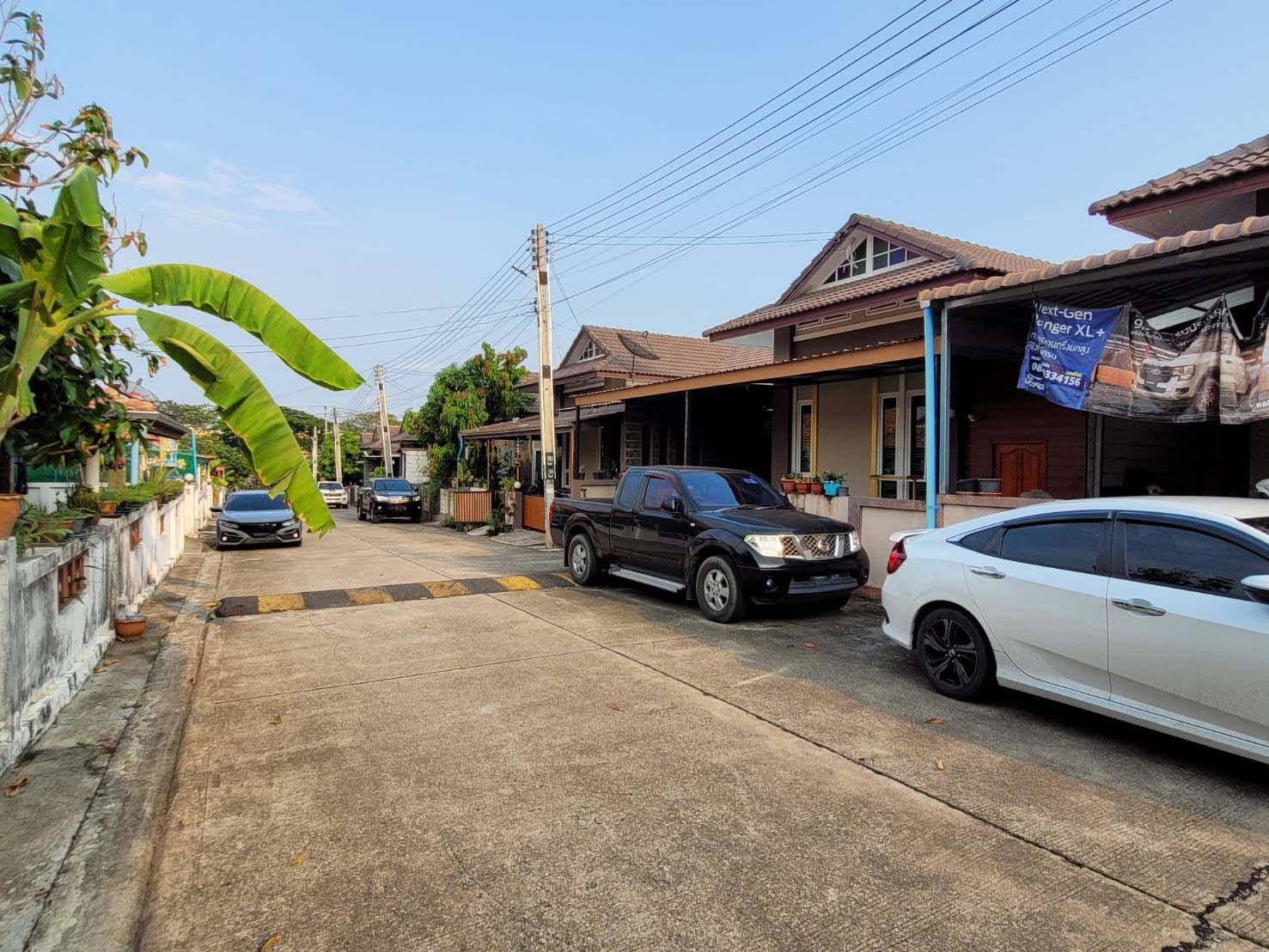 บ้านแฝด แผ่นดินทอง ลิฟวิ่งโฮมส์  ปลวกแดง