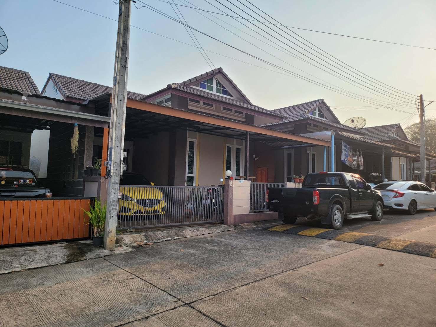 บ้านแฝด แผ่นดินทอง ลิฟวิ่งโฮมส์  ปลวกแดง